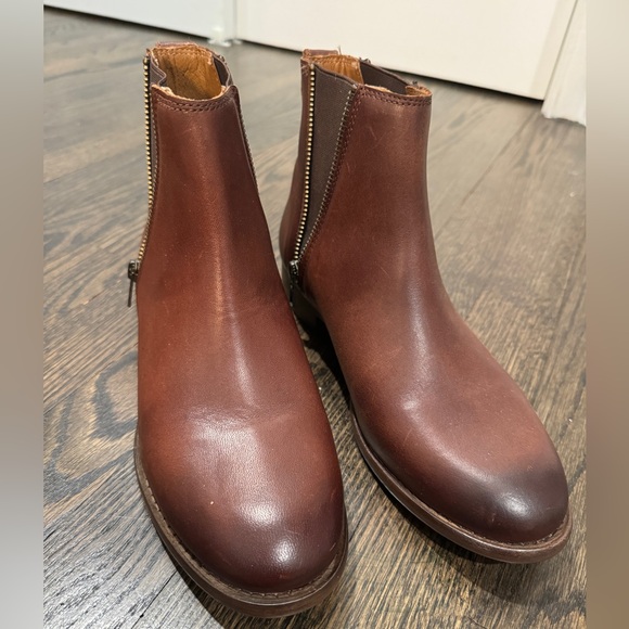 FRYE | Leather Carly Chelsea Boot (8) - Picture 6 of 12